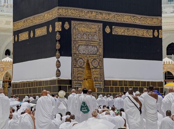 Hajj 2027 Labour Quota — خانہ کعبہ کے گرد حجاج