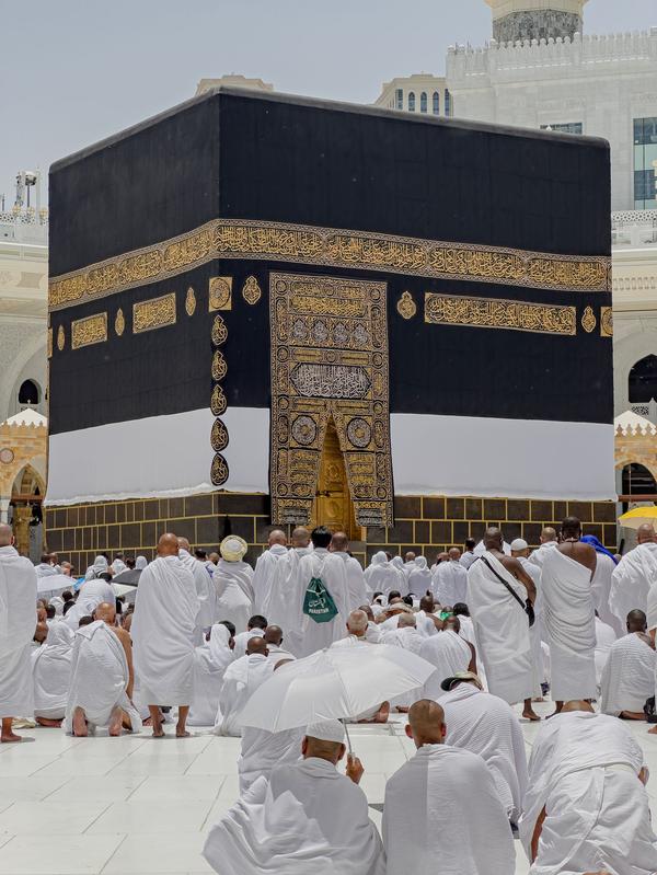 Hajj 2027 Labour Quota — خانہ کعبہ کے گرد حجاج